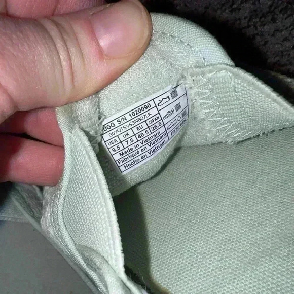 UGG shoes size 9.5 - Picture 9 of 9